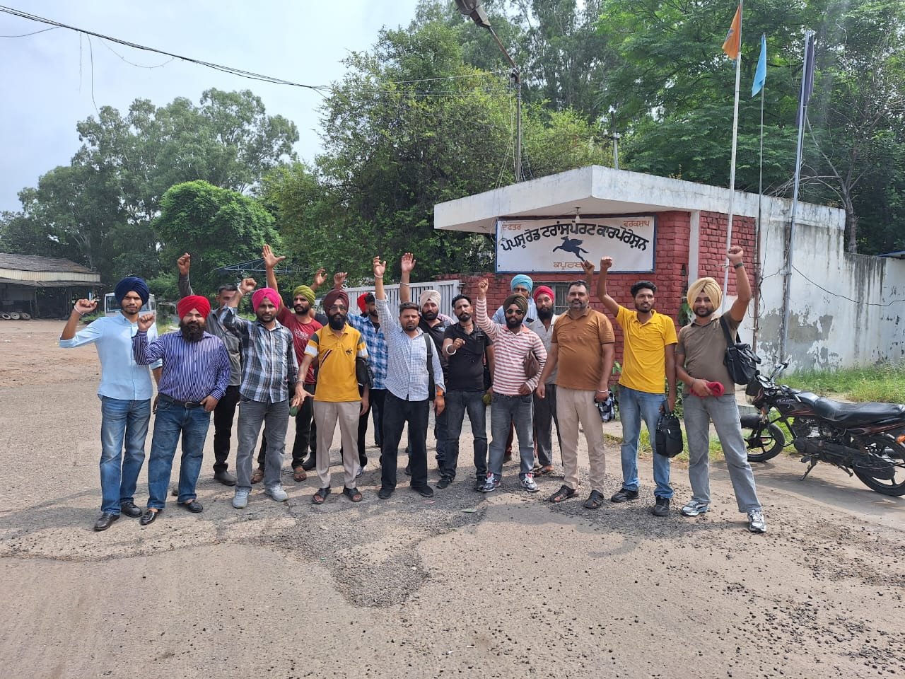 ਪੰਜਾਬ ਸਰਕਾਰ ਦੇ ਝੂਠੇ ਲਾਰਿਆਂ ਅਤੇ ਮਾਰੂ ਨੀਤੀਆਂ ਤੋਂ ਅੱਕੇ ਪਨਬਸ ਅਤੇ ਪੀ.ਆਰ.ਟੀ.ਸੀ.ਦੇ ਕੱਚੇ ਮੁਲਾਜ਼ਮ -ਸਤਨਾਮ ਸਿੰਘ ਡਿਪੂ ਪ੍ਰਧਾਨ