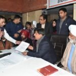 ਪੈਂਡਿੰਗ ਇੰਤਕਾਲ ਦੇ ਕੇਸਾਂ ਨੂੰ ਨਿਪਟਾਉਣ ਲਈ ਲੱਗੇ ਵਿਸ਼ੇਸ਼ ਕੈਂਪ ’ਚ ਰੈਵੇਨਿਊ ਮੰਤਰੀ ਨੇ ਲੋਕਾਂ ਤੇ ਅਧਿਕਾਰੀਆਂ ਨਾਲ ਕੀਤੀ ਗੱਲਬਾਤ ,ਪੈਂਡਿੰਗ ਕੇਸਾਂ ਦਾ ਮੌਕੇ ’ਤੇ ਨਿਪਟਾਰਾ