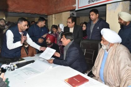 ਪੈਂਡਿੰਗ ਇੰਤਕਾਲ ਦੇ ਕੇਸਾਂ ਨੂੰ ਨਿਪਟਾਉਣ ਲਈ ਲੱਗੇ ਵਿਸ਼ੇਸ਼ ਕੈਂਪ ’ਚ ਰੈਵੇਨਿਊ ਮੰਤਰੀ ਨੇ ਲੋਕਾਂ ਤੇ ਅਧਿਕਾਰੀਆਂ ਨਾਲ ਕੀਤੀ ਗੱਲਬਾਤ ,ਪੈਂਡਿੰਗ ਕੇਸਾਂ ਦਾ ਮੌਕੇ ’ਤੇ ਨਿਪਟਾਰਾ