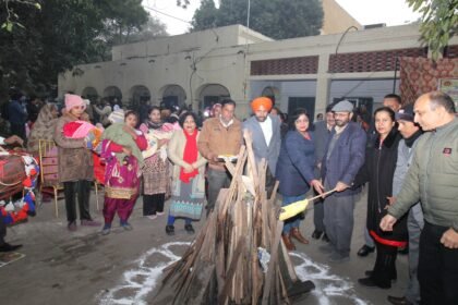 ਸਿਵਲ ਸਰਜਨ ਦਫਤਰ ਵਿਖੇ ਮਨਾਈ ਗਈ ਧੀਆਂ ਦੀ ਲੋਹੜੀ