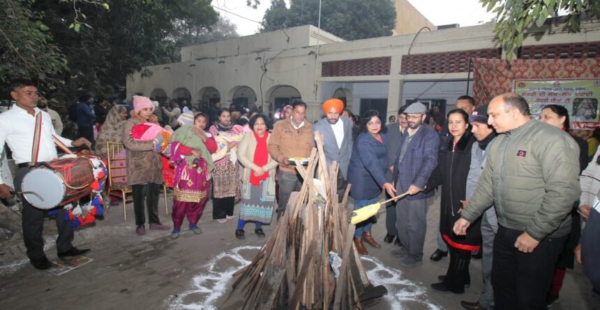 ਸਿਵਲ ਸਰਜਨ ਦਫਤਰ ਵਿਖੇ ਮਨਾਈ ਗਈ ਧੀਆਂ ਦੀ ਲੋਹੜੀ ਸਿਵਲ ਸਰਜਨ ਦਫਤਰ ਵਿਖੇ ਮਨਾਈ ਗਈ ਧੀਆਂ ਦੀ ਲੋਹੜੀ