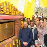 मुख्यमंत्री ने हमीरपुर जिला के गलोड़ से किया ‘सरकार गांव के द्वार’ कार्यक्रम का शुभारंभ, नादौन क्षेत्र में 5.88 करोड़ रुपये की विकासात्मक परियोजनाओं की रखी आधारशिला