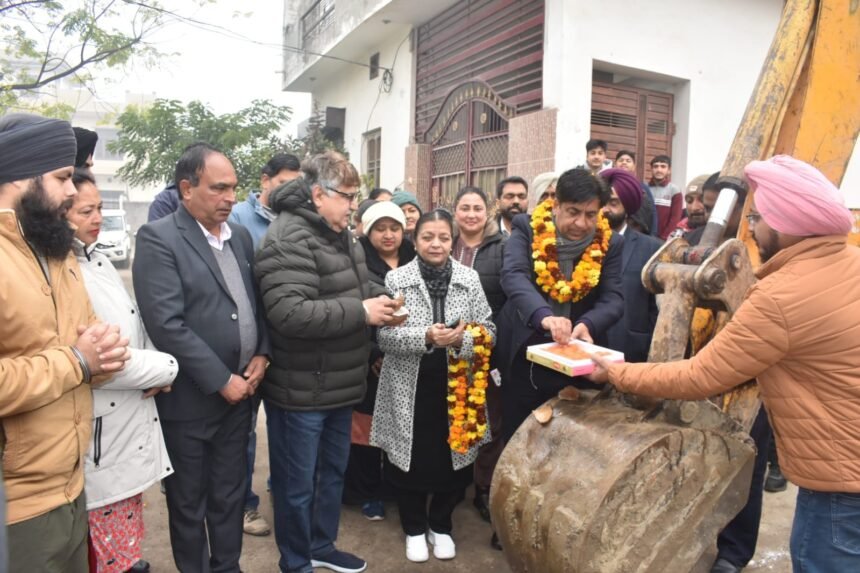 ਕੈਬਨਿਟ ਮੰਤਰੀ ਨੇ ਵਾਰਡ ਨੰਬਰ 45 ’ਚ ਸੀਵਰੇਜ਼ ਨਿਰਮਾਣ ਕਾਰਜ ਦੀ ਕਰਵਾਈ ਸ਼ੁਰੂਆਤ