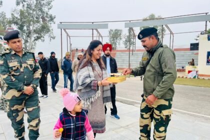 ਡਿਪਟੀ ਕਮਿਸ਼ਨਰ ਨੇ ਸਾਦਕੀ ਬਾਰਡਰ ’ਤੇ ਪਹੁੰਚ ਸਰਹੱਦਾਂ ਦੀ ਰਾਖੀ ਕਰਨ ਵਾਲੇ ਜਵਾਨਾਂ ਨਾਲ ਮਨਾਇਆ ਨਵਾਂ ਸਾਲ