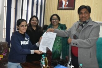 ਕੈਬਨਿਟ ਮੰਤਰੀ ਨੇ ਜ਼ਿਲ੍ਹੇ ’ਚ ਨਿਯੁਕਤ ਹੋਏ 19 ਹਾਊਸ ਸਰਜਨਾਂ ਨੂੰ ਸੌਂਪੇ ਨਿਯੁਕਤੀ ਪੱਤਰ