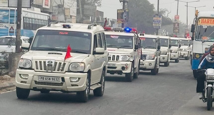 ਪੁਲਿਸ ਨੇ ਜ਼ਿਲ੍ਹੇ ਵਿੱਚ ਕਾਨੂੰਨ ਵਿਵਸਥਾ ਨੂੰ ਯਕੀਨੀ ਬਣਾਉਣ ਲਈ ਫਲੈਗ ਮਾਰਚ ਕੱਢਿਆ