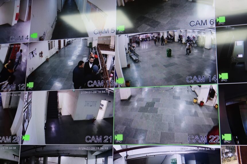 ਜਿਲ੍ਹਾ ਪ੍ਰਬੰਧਕੀ ਕੰਪਲੈਕਸ ਉਤੇ ਬਾਜ਼ ਅੱਖ ਰੱਖਣ ਲਈ ਡਿਪਟੀ ਕਮਿਸ਼ਨਰ ਨੇ ਲਗਾਏ ਕੈਮਰੇ ਭਿ੍ਰਸ਼ਟਾਚਾਰ ਰੋਕਣ ਲਈ ਮੰਗਿਆ ਲੋਕਾਂ ਦਾ ਸਾਥ ਜਿਲ੍ਹਾ ਪ੍ਰਬੰਧਕੀ ਕੰਪਲੈਕਸ ਉਤੇ ਬਾਜ਼ ਅੱਖ ਰੱਖਣ ਲਈ ਡਿਪਟੀ ਕਮਿਸ਼ਨਰ ਨੇ ਲਗਾਏ ਕੈਮਰੇ ਭਿ੍ਰਸ਼ਟਾਚਾਰ ਰੋਕਣ ਲਈ ਮੰਗਿਆ ਲੋਕਾਂ ਦਾ ਸਾਥ