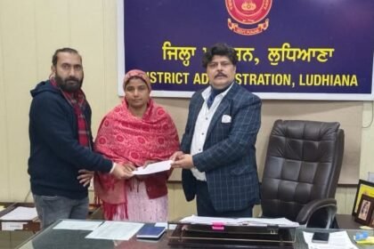 ਜ਼ਿਲ੍ਹਾ ਪ੍ਰਸ਼ਾਸ਼ਨ ਵਲੋਂ ਮ੍ਰਿਤਕ ਸੂਬੇਦਾਰ ਹਰਮਿੰਦਰ ਸਿੰਘ ਮੱਲ ਅਤੇ ਨਾਇਕ ਹਰਦੀਪ ਸਿੰਘ ਦੇ ਪਰਿਵਾਰ ਨੂੰ ਵਿੱਤੀ ਸਹਾਇਤਾ ਵਜੋਂ ਇੱਕ-ਇੱਕ ਲੱਖ ਰੁਪਏ ਦੀ ਰਾਸ਼ੀ ਪ੍ਰਦਾਨ