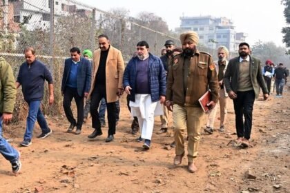 ਵਿਧਾਇਕ ਪਰਾਸ਼ਰ, ਨਗਰ ਨਿਗਮ ਕਮਿਸ਼ਨਰ ਨੇ ਸ਼ਿਵਾਜੀ ਨਗਰ ਨਾਲੇ ਨੂੰ ਢੱਕਣ, ਢੋਕਾ ਮੁਹੱਲੇ ਨੇੜੇ ਫਲੱਡ ਗੇਟ ਸਥਾਪਤ ਕਰਨ ਦੇ ਕੰਮ ਵਿੱਚ ਤੇਜ਼ੀ ਲਿਆਉਣ ਲਈ ਕੀਤਾ ਫੀਲਡ ਨਿਰੀਖਣ