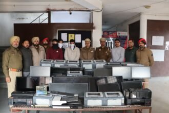 जालंधर कमिश्नरेट पुलिस ने 18 सेवा केंद्रों में चोरी करने वाले गिरोह को किया गिरफ़्तार, चोरी किया समान बरामद