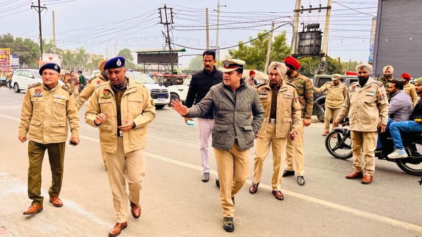 ਏਡੀਜੀਪੀ ਅਤੇ ਪੁਲਿਸ ਕਮਿਸ਼ਨਰ ਨੇ ਗਣਤੰਤਰ ਦਿਵਸ ਦੇ ਜਸ਼ਨਾਂ ਤੋਂ ਪਹਿਲਾਂ ਸ਼ਹਿਰ ਵਿੱਚ ਸੁਰੱਖਿਆ ਪ੍ਰਬੰਧਾਂ ਦੀ ਕੀਤੀ ਸਮੀਖਿਆ