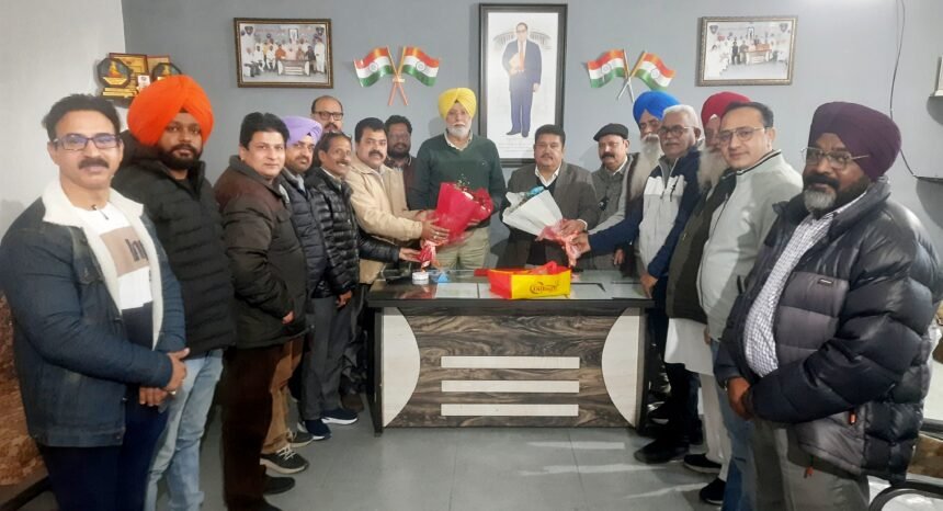 ਲੰਬਰਦਾਰ ਯੂਨੀਅਨ ਜਲੰਧਰ ਸਹਿਰੀ ਅਤੇ ਲੰਬੜਦਾਰ ਯੂਨੀਅਨ ਤਹਿਸੀਲ -2 ਵੱਲੋਂ ਨਵੇਂ ਆਏ ਸਬ ਰਜਿਸਟਰਾਰ-1 ਅਤੇ ਸਬ ਰਜਿਸਟਰਾਰ-2 ਦਾ ਕੀਤਾ ਗਿਆ ਸਵਾਗਤ