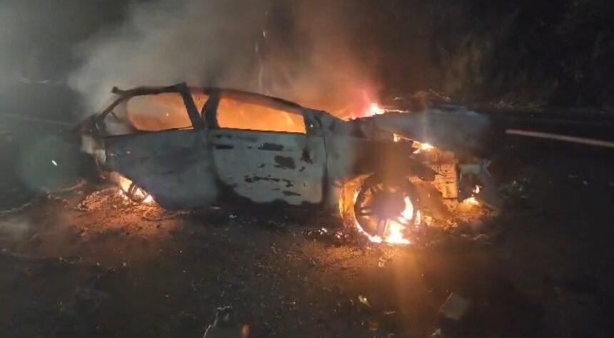 ट्रक की टक्कर से कार में लगी आग,चार लोग ज़िंदा जले