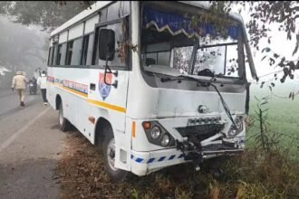 सड़क किनारे खड़े ट्रक से टकराई पुलिस बस,11 कर्मचारी घायल