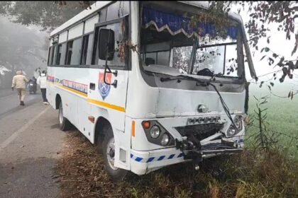 सड़क किनारे खड़े ट्रक से टकराई पुलिस बस,11 कर्मचारी घायल