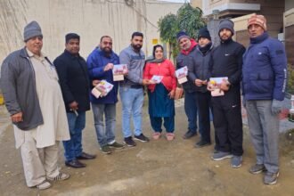 ਰਾਮ ਮੰਦਰ ਦੇ ਨਿਰਮਾਣ ਨੂੰ ਲੈਕੇ ਘਰ-ਘਰ ਪਹੁੰਚੇ  ਬਜਰੰਗ ਦਲ ਦੇ ਰਾਮ ਭਗਤ,ਲੋਕਾਂ ਨੂੰ ਪ੍ਰਾਣ-ਪ੍ਰਤੀਸ਼ਠਾ ਵਾਲੇ ਦਿਨ ਦੀਪ ਉਤਸਵ ਮਨਾਉਣ ਦੀ ਕੀਤੀ ਅਪੀਲ