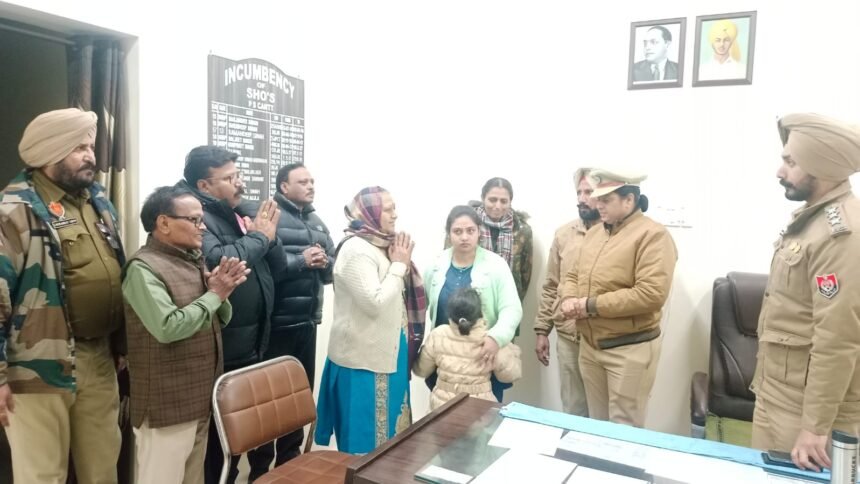 कमिश्नरेट पुलिस ने प्रभावी पुलिसिंग में एक और मील का पत्थर स्थापित किया, नाबालिग लड़की को कुछ घंटों के भीतर अपहरणकर्ताओं से बचाया कमिश्नरेट पुलिस ने प्रभावी पुलिसिंग में एक और मील का पत्थर स्थापित किया, नाबालिग लड़की को कुछ घंटों के भीतर अपहरणकर्ताओं से बचाया