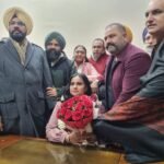 कैबिनेट मंत्री कुलदीप सिंह धालीवाल और पंजाब विधानसभा के डिप्टी स्पीकर जै कृष्ण सिंह रोड़ी की मौजूदगी में परविंदर कौर ने एन.आर.आई. सभा के प्रधान के तौर पर पद संभाला