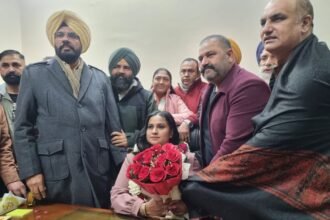 कैबिनेट मंत्री कुलदीप सिंह धालीवाल और पंजाब विधानसभा के डिप्टी स्पीकर जै कृष्ण सिंह रोड़ी की मौजूदगी में परविंदर कौर ने एन.आर.आई. सभा के प्रधान के तौर पर पद संभाला