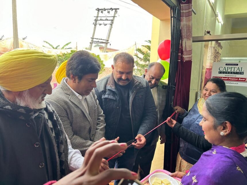 आदमपुर में पहल प्रोजेक्ट के तहत विद्यार्थियों की वर्दियां सिलने के प्रोजेक्ट का शुभारंभ किया