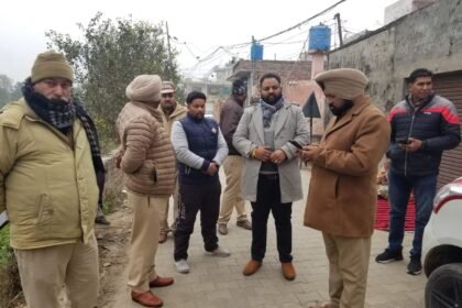 ਅੋਜਲਾ ਫਾਟਕ ਰੋਡ ਤੇ ਨਾਜਾਇਜ਼ ਕਬਜੇ ਨੂੰ ਲੈਕੇ ਅੰਬੇਦਕਰ ਸੰਘਰਸ਼ ਪਾਰਟੀ ਵੱਲੋ ਦਿੱਤਾ ਗਿਆ ਧਰਨਾ