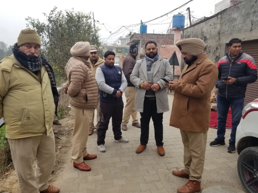 ਅੋਜਲਾ ਫਾਟਕ ਰੋਡ ਤੇ ਨਾਜਾਇਜ਼ ਕਬਜੇ ਨੂੰ ਲੈਕੇ ਅੰਬੇਦਕਰ ਸੰਘਰਸ਼ ਪਾਰਟੀ ਵੱਲੋ ਦਿੱਤਾ ਗਿਆ ਧਰਨਾ