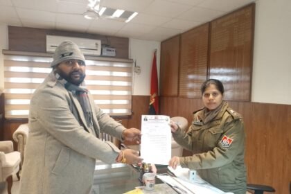 ਅੰਬੇਡਕਰ ਸੰਘਰਸ਼ ਪਾਰਟੀ ਦੇ ਕੌਮੀ ਪ੍ਰਧਾਨ ਪਰਮਜੀਤ ਸਿੰਘ ਔਜਲਾ ਨੇ ਐਸ.ਐਸ.ਪੀ. ਨੂੰ ਸੌਂਪਿਆ ਮੰਗ ਪੱਤਰ