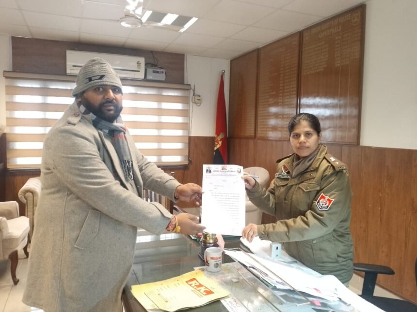 ਅੰਬੇਡਕਰ ਸੰਘਰਸ਼ ਪਾਰਟੀ ਦੇ ਕੌਮੀ ਪ੍ਰਧਾਨ ਪਰਮਜੀਤ ਸਿੰਘ ਔਜਲਾ ਨੇ ਐਸ.ਐਸ.ਪੀ. ਨੂੰ ਸੌਂਪਿਆ ਮੰਗ ਪੱਤਰ ਅੰਬੇਡਕਰ ਸੰਘਰਸ਼ ਪਾਰਟੀ ਦੇ ਕੌਮੀ ਪ੍ਰਧਾਨ ਪਰਮਜੀਤ ਸਿੰਘ ਔਜਲਾ ਨੇ ਐਸ.ਐਸ.ਪੀ. ਨੂੰ ਸੌਂਪਿਆ ਮੰਗ ਪੱਤਰ