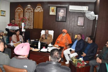 सरकारी अस्पतालों में मरीजों के लिए खोले जाएगे “सुविधा केंद्र” – स्वास्थ्य मंत्री डा. बलबीर सिंह द्वारा स्वास्थ्य सेवाओं की समीक्षा