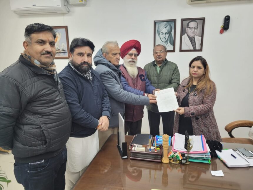 श्रीराम जन्मभूमि तीर्थक्षेत्र जिला कपूरथला के नगर संयोजक विकास बजाज ने नगर निगम कमीश्नर को सौंपा ज्ञापन