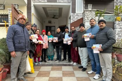 ਬਜਰੰਗ ਦਲ ਦੇ ਵਰਕਰਾਂ ਰਾਜੀਵ ਗਾਂਧੀ ਇਨਕਲੇਵ ਵਿਖੇ ਘਰ ਘਰ ਵੰਡੇ ਸੱਦਾ ਪੱਤਰ