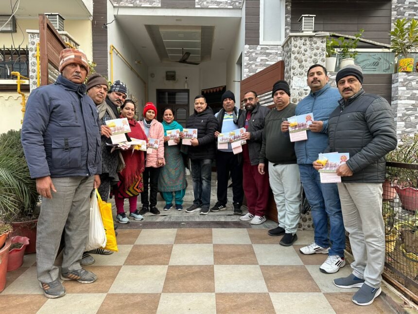 ਬਜਰੰਗ ਦਲ ਦੇ ਵਰਕਰਾਂ ਰਾਜੀਵ ਗਾਂਧੀ ਇਨਕਲੇਵ ਵਿਖੇ ਘਰ ਘਰ ਵੰਡੇ ਸੱਦਾ ਪੱਤਰ