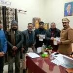 बजरंग दल एसएमओ एसएचओ और डा.संदीप भोला  को दिया प्राण प्रतिष्ठा का निमंत्रण पत्र