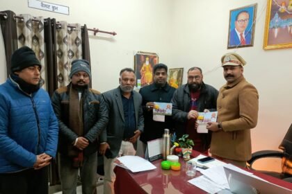 बजरंग दल एसएमओ एसएचओ और डा.संदीप भोला  को दिया प्राण प्रतिष्ठा का निमंत्रण पत्र