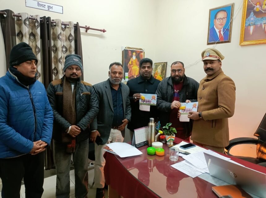 बजरंग दल एसएमओ एसएचओ और डा.संदीप भोला  को दिया प्राण प्रतिष्ठा का निमंत्रण पत्र