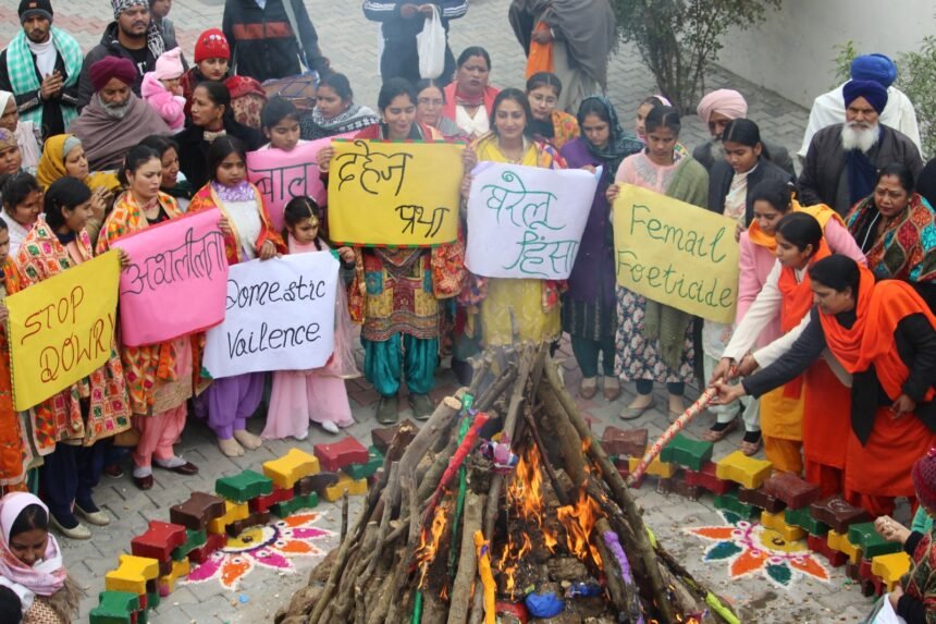 ਦਿਵਯ ਜਯੋਤੀ ਜਾਗ੍ਰਿਤੀ ਸੰਸਥਾਨ ਵੱਲੋਂ ਸਥਾਨਕ ਆਸ਼ਰਮ ਢਿਲਵਾਂ ਵਿਖੇ ਸੰਤੁਲਨ ਪ੍ਰੋਜੈਕਟ ਤਹਿਤ ਲੋਹੜੀ ਦਾ ਪ੍ਰੋਗਰਾਮ ਬੜੀ ਧੂਮਧਾਮ ਨਾਲ ਮਨਾਇਆ ਗਿਆ।