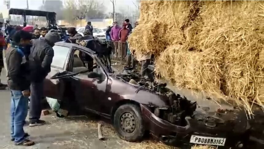 पराली से भरी ट्रैक्टर ट्राली में घुसी ओवर स्पीड अनियंत्रित कार, दो महिलाओं समेत तीन की मौत