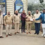 लालू भास्कर और ट्रफिक इंचार्ज दर्शन सिंह को दिया राम मंदिर के शोभायात्रा का निमंत्रण