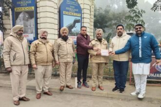 लालू भास्कर और ट्रफिक इंचार्ज दर्शन सिंह को दिया राम मंदिर के शोभायात्रा का निमंत्रण