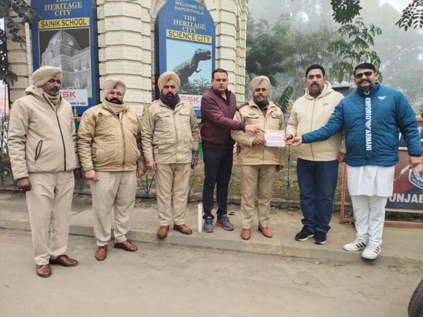 लालू भास्कर और ट्रफिक इंचार्ज दर्शन सिंह को दिया राम मंदिर के शोभायात्रा का निमंत्रण