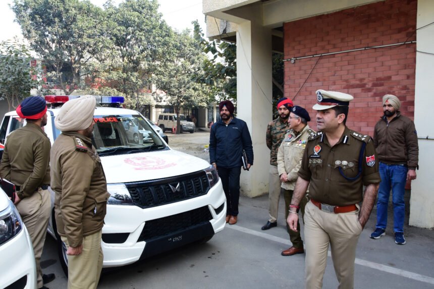 पुलिस कमिश्नर ने शहर के पुलिस स्टेशनों के लिए 10 नई एसयूवी को दिखाई हरी झंडी