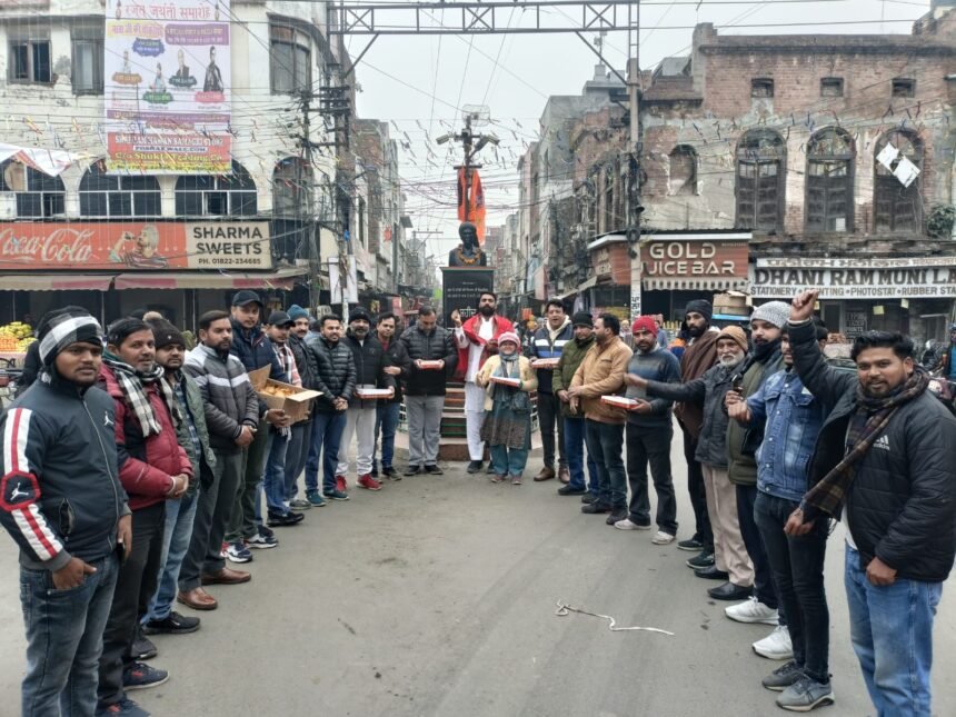 ਅਯੁੱਧਿਆ ਵਿੱਚ ਭਗਵਾਨ ਸ੍ਰੀ ਰਾਮ ਮੰਦਿਰ ਦਾ ਉਦਘਾਟਨ ਮੌਕੇ ਅਵੀ ਰਾਜਪੂਤ ਸੇਵਾਦਾਰ ਹਲਕਾ ਕਪੂਰਥਲਾ ਟੀਮ ਵੱਲੋ ਲੱਡੂ ਅਤੇ ਸਮੋਸੇ ਵੰਡ ਕੇ ਖੁਸ਼ੀ ਮਨਾਈ ਗਈ