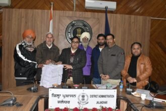 जिला चुनाव अधिकारी ने राजनीतिक पार्टियों के प्रतिनिधियों को वोटर सूची की अंतिम प्रकाशना की कॉपियां सौंपी