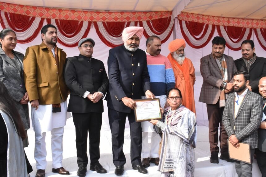 वित्त मंत्री हरपाल सिंह चीमा ने गणतंत्र दिवस के मौके पर विभिन्न क्षेत्रों की मशहूर हस्तियों को सम्मानित किया