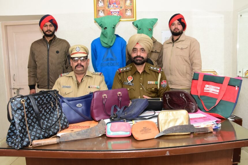कमिश्नरेट पुलिस ने मॉडल टाउन में स्नैचिंग की वारदात को सुलझाया , स्कूटर, हैंडबैग, पर्स और हथियारों के साथ दो स्नैचरों को पकड़ा