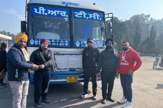 ਇਮਾਨਦਾਰੀ ਦੀ ਮਿਸਾਲ ਪੈਦਾ ਕਰਦਿਆਂ ਡਰਾਇਵਰ ਤੇ ਕੰਡਕਟਰ ਨੇ ਬੱਸ ਵਿਚ ਡਿਗੇ ਪਰਸ ਨੂੰ ਸਵਾਰੀ ਨੂੰ ਕੀਤਾ ਵਾਪਿਸ