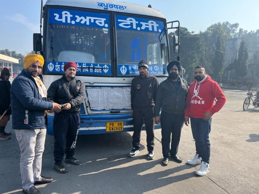 ਇਮਾਨਦਾਰੀ ਦੀ ਮਿਸਾਲ ਪੈਦਾ ਕਰਦਿਆਂ ਡਰਾਇਵਰ ਤੇ ਕੰਡਕਟਰ ਨੇ ਬੱਸ ਵਿਚ ਡਿਗੇ ਪਰਸ ਨੂੰ ਸਵਾਰੀ ਨੂੰ ਕੀਤਾ ਵਾਪਿਸ
