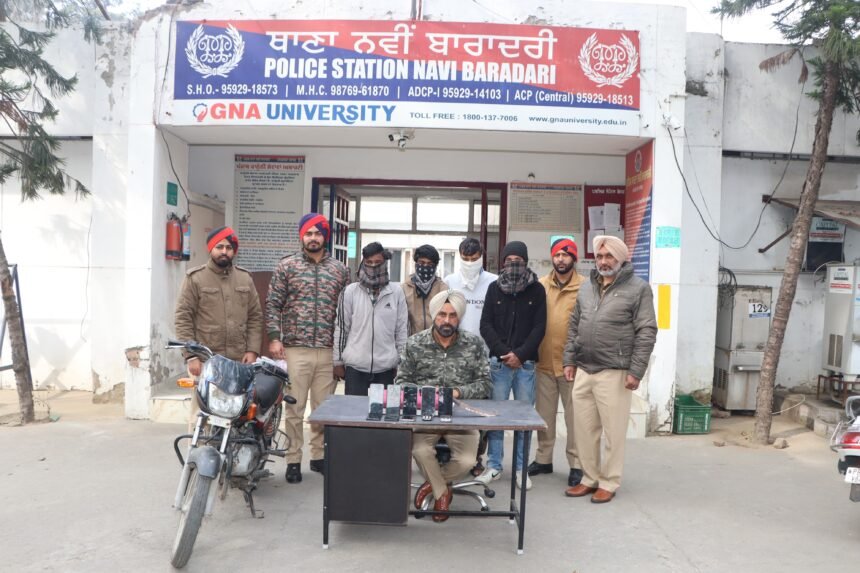 ਕਮਿਸ਼ਨਰੇਟ ਪੁਲਿਸ ਨੇ ਲੁੱਟਾਂ ਖੋਹਾਂ ਕਰਨ ਵਾਲੇ ਗਿਰੋਹ ਦਾ ਪਰਦਾਫਾਸ਼,10 ਮੋਬਾਈਲ ਫੋਨ, ਇਕ ਮੋਟਰਸਾਈਕਲ ਅਤੇ ਹਥਿਆਰ ਸਮੇਤ ਚਾਰ ਕਾਬੂ