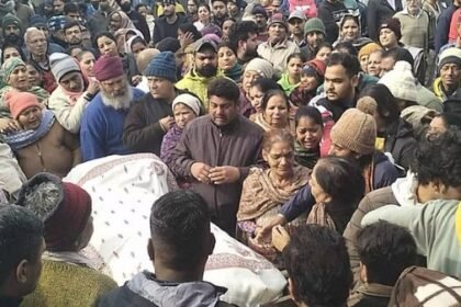 भीषण सड़क हादसे में हुई मौत के बाद एक साथ जली चारों दोस्तों की चिताएं