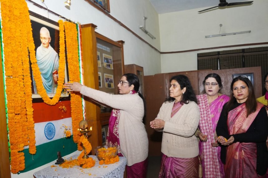 केएमवी द्वारा राष्ट्रपिता महात्मा गांधी को उनकी 76वीं पुण्यतिथि पर की गई श्रद्धांजलि अर्पित